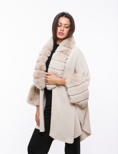 Cette image contient Poncho cape femme en fourrure chez Joliesse. à 269,99 TND en Tunisie. L'hexa de l'arrière plan est #E7E7E7