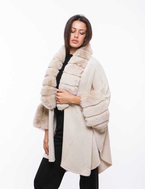 Cette image contient Poncho cape femme en fourrure chez Joliesse. à 269,99 TND en Tunisie. L'hexa de l'arrière plan est #E7E7E7