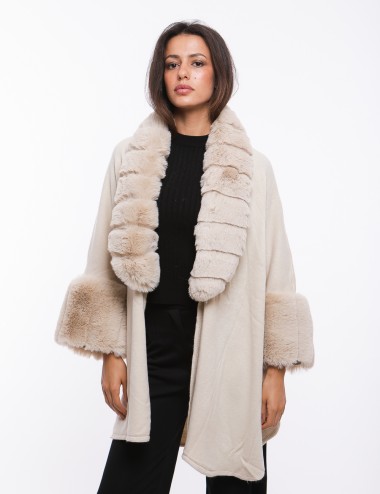 Cette image contient Poncho cape femme en fourrure chez Joliesse. à 269,99 TND en Tunisie. L'hexa de l'arrière plan est #E7E7E7