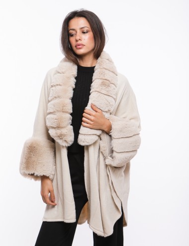 Cette image contient Poncho cape femme en fourrure chez Joliesse. à 269,99 TND en Tunisie. L'hexa de l'arrière plan est #E7E7E7