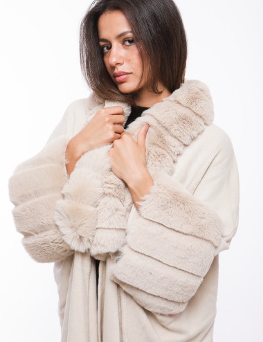 Cette image contient Poncho cape femme en fourrure chez Joliesse. à 269,99 TND en Tunisie. L'hexa de l'arrière plan est #E7E7E7