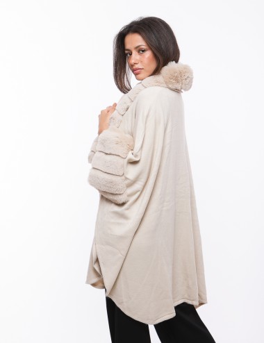 Cette image contient Poncho cape femme en fourrure chez Joliesse. à 269,99 TND en Tunisie. L'hexa de l'arrière plan est #E7E7E7