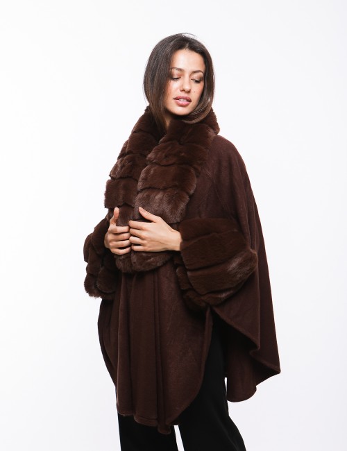 Cette image contient Poncho cape femme en fourrure chez Joliesse. à 269,99 TND en Tunisie. L'hexa de l'arrière plan est #E7E7E7