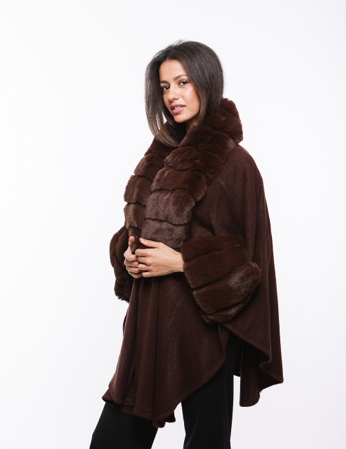 Cette image contient Poncho cape femme en fourrure chez Joliesse. à 269,99 TND en Tunisie. L'hexa de l'arrière plan est #E7E7E7