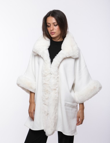 Cette image contient Cape Poncho pour femmes chez Joliesse. à 259,99 TND en Tunisie. L'hexa de l'arrière plan est #E7E7E7