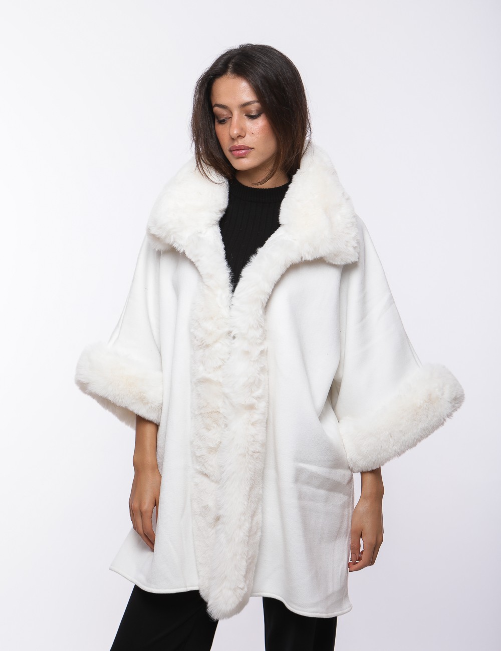 Cette image contient Cape Poncho pour femmes chez Joliesse. à 259,99 TND en Tunisie. L'hexa de l'arrière plan est #E7E7E7