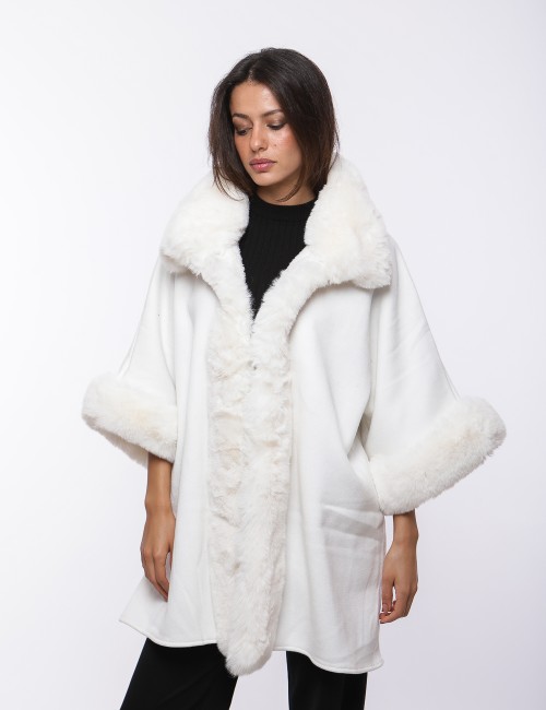 Cette image contient Cape Poncho pour femmes chez Joliesse. à 259,99 TND en Tunisie. L'hexa de l'arrière plan est #E7E7E7