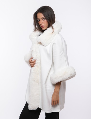 Cette image contient Cape Poncho pour femmes chez Joliesse. à 259,99 TND en Tunisie. L'hexa de l'arrière plan est #E7E7E7