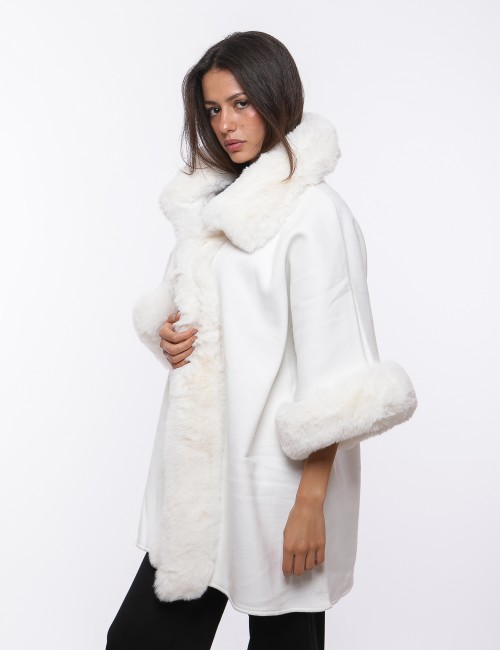 Cette image contient Cape Poncho pour femmes chez Joliesse. à 259,99 TND en Tunisie. L'hexa de l'arrière plan est #E7E7E7