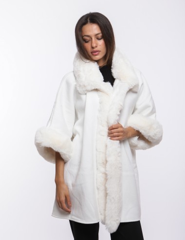 Cette image contient Cape Poncho pour femmes chez Joliesse. à 259,99 TND en Tunisie. L'hexa de l'arrière plan est #E7E7E7