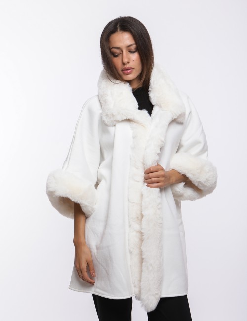 Cette image contient Cape Poncho pour femmes chez Joliesse. à 259,99 TND en Tunisie. L'hexa de l'arrière plan est #E7E7E7