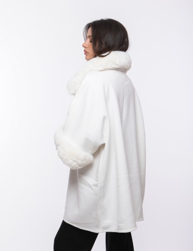 Cette image contient Cape Poncho pour femmes chez Joliesse. à 259,99 TND en Tunisie. L'hexa de l'arrière plan est #E7E7E7