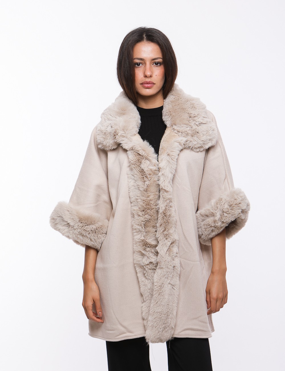 Cette image contient Cape Poncho pour femmes chez Joliesse. à 259,99 TND en Tunisie. L'hexa de l'arrière plan est #E7E7E7