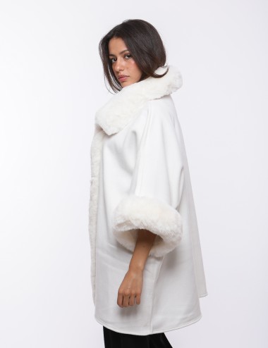 Cette image contient Cape Poncho pour femmes chez Joliesse. à 259,99 TND en Tunisie. L'hexa de l'arrière plan est #E7E7E7