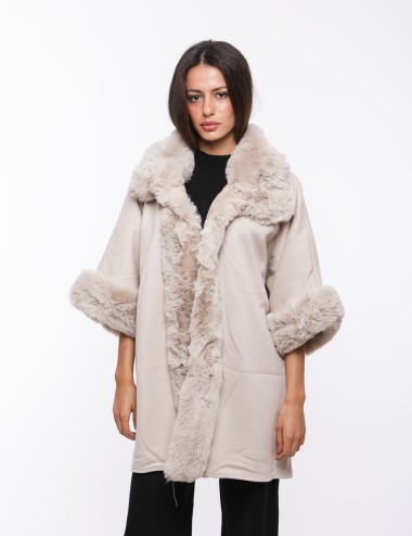 Cette image contient Cape Poncho pour femmes chez Joliesse. à 259,99 TND en Tunisie. L'hexa de l'arrière plan est #E7E7E7