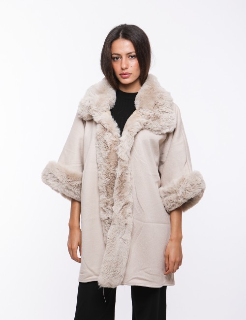 Cette image contient Cape Poncho pour femmes chez Joliesse. à 259,99 TND en Tunisie. L'hexa de l'arrière plan est #E7E7E7