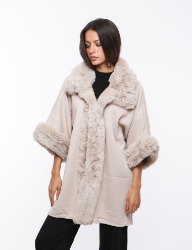 Cette image contient Cape Poncho pour femmes chez Joliesse. à 259,99 TND en Tunisie. L'hexa de l'arrière plan est #E7E7E7