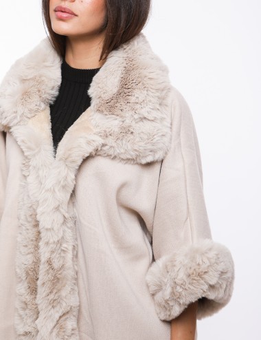 Cette image contient Cape Poncho pour femmes chez Joliesse. à 259,99 TND en Tunisie. L'hexa de l'arrière plan est #E7E7E7