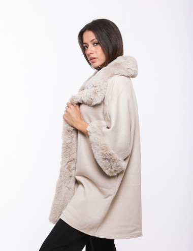 Cette image contient Cape Poncho pour femmes chez Joliesse. à 259,99 TND en Tunisie. L'hexa de l'arrière plan est #E7E7E7