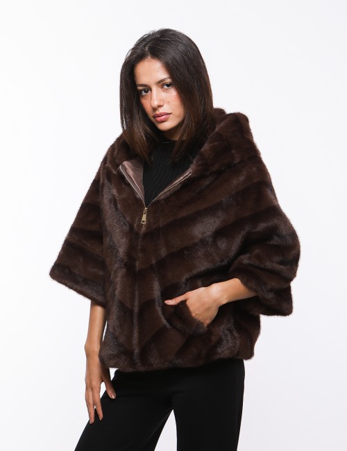 Cette image contient Poncho Zip en Fourrure chez Joliesse. à 349,99 TND en Tunisie. L'hexa de l'arrière plan est #E7E7E7