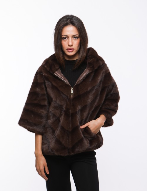 Cette image contient Poncho Zip en Fourrure chez Joliesse. à 349,99 TND en Tunisie. L'hexa de l'arrière plan est #E7E7E7