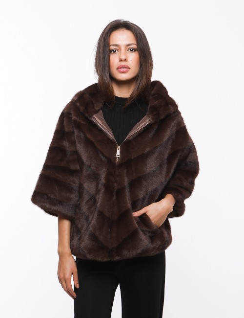 Cette image contient Poncho Zip en Fourrure chez Joliesse. à 349,99 TND en Tunisie. L'hexa de l'arrière plan est #E7E7E7