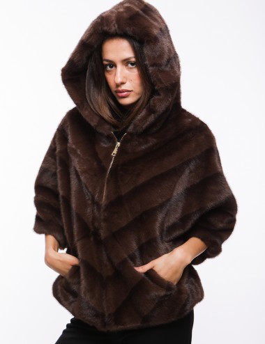 Cette image contient Poncho Zip en Fourrure chez Joliesse. à 349,99 TND en Tunisie. L'hexa de l'arrière plan est #E7E7E7