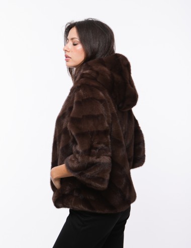 Cette image contient Poncho Zip en Fourrure chez Joliesse. à 349,99 TND en Tunisie. L'hexa de l'arrière plan est #E7E7E7