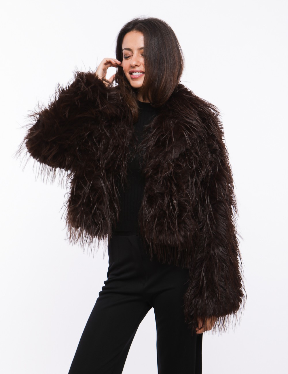 Cette image contient Veste Marron en fausse fourrure avec zip chez Joliesse. à 349,99 TND en Tunisie. L'hexa de l'arrière plan e