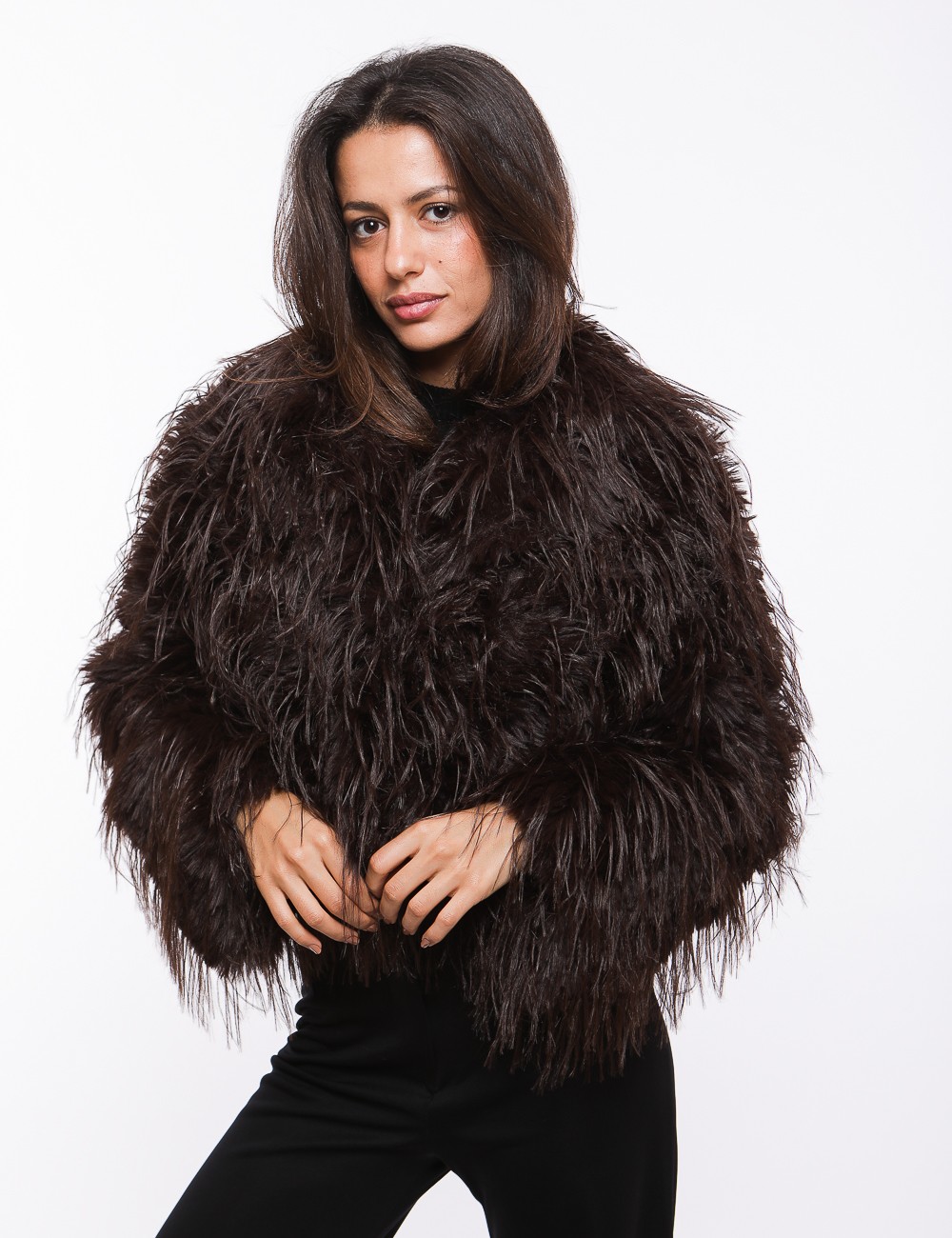 Cette image contient Veste Marron en fausse fourrure avec zip chez Joliesse. à 349,99 TND en Tunisie. L'hexa de l'arrière plan e