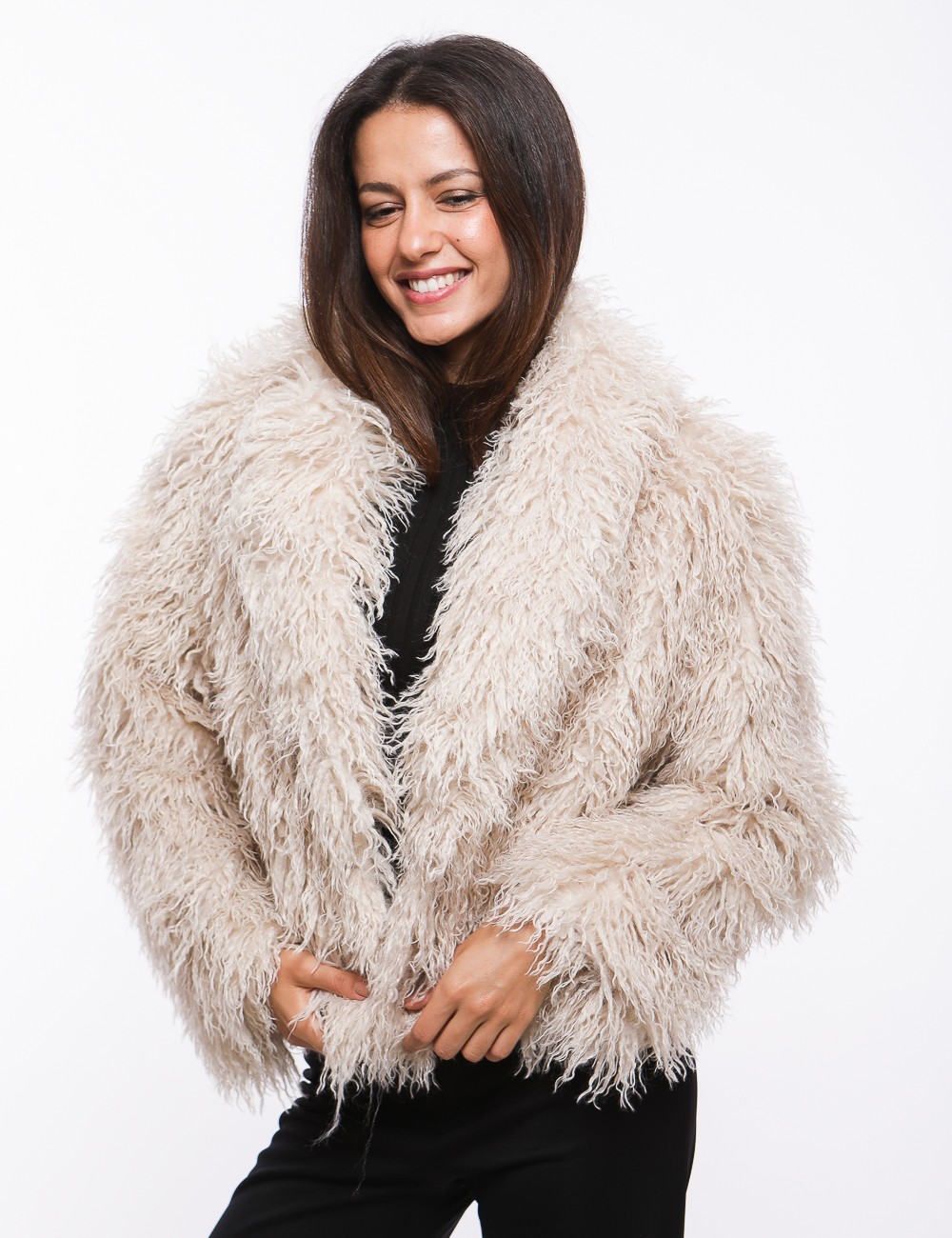 Cette image contient Veste beige en fourrure chez Joliesse. à 349,99 TND en Tunisie. L'hexa de l'arrière plan est #E7E7E7