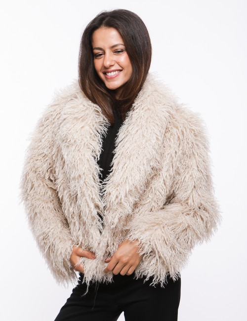 Cette image contient Veste beige en fourrure chez Joliesse. à 349,99 TND en Tunisie. L'hexa de l'arrière plan est #E7E7E7