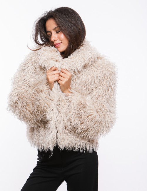 Cette image contient Veste beige en fourrure chez Joliesse. à 349,99 TND en Tunisie. L'hexa de l'arrière plan est #E7E7E7