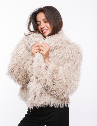 Cette image contient Veste beige en fourrure chez Joliesse. à 349,99 TND en Tunisie. L'hexa de l'arrière plan est #E7E7E7