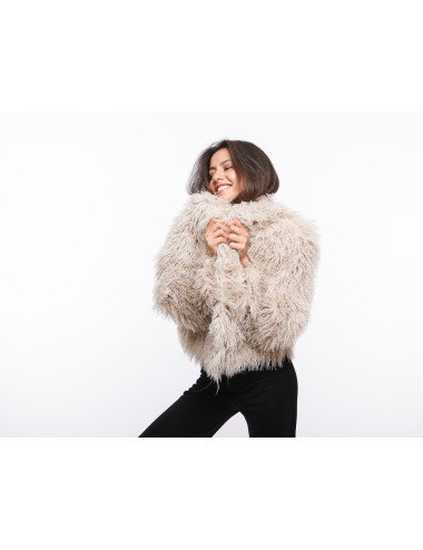 Cette image contient Veste beige en fourrure chez Joliesse. à 349,99 TND en Tunisie. L'hexa de l'arrière plan est #E7E7E7