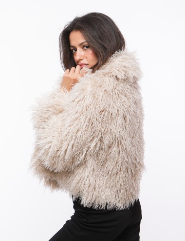 Cette image contient Veste beige en fourrure chez Joliesse. à 349,99 TND en Tunisie. L'hexa de l'arrière plan est #E7E7E7
