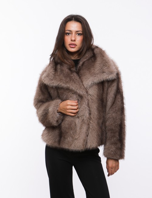 Cette image contient Veste Fourrure Oversize chez Joliesse. à 349,99 TND en Tunisie. L'hexa de l'arrière plan est #E7E7E7