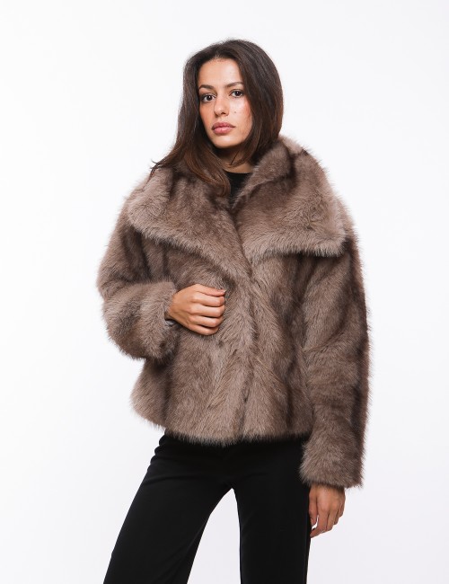 Cette image contient Veste Fourrure Oversize chez Joliesse. à 349,99 TND en Tunisie. L'hexa de l'arrière plan est #E7E7E7