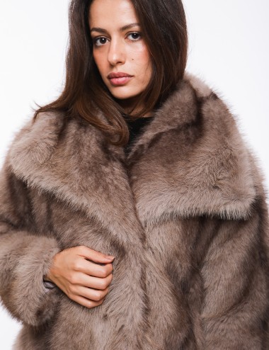 Cette image contient Veste Fourrure Oversize chez Joliesse. à 349,99 TND en Tunisie. L'hexa de l'arrière plan est #E7E7E7