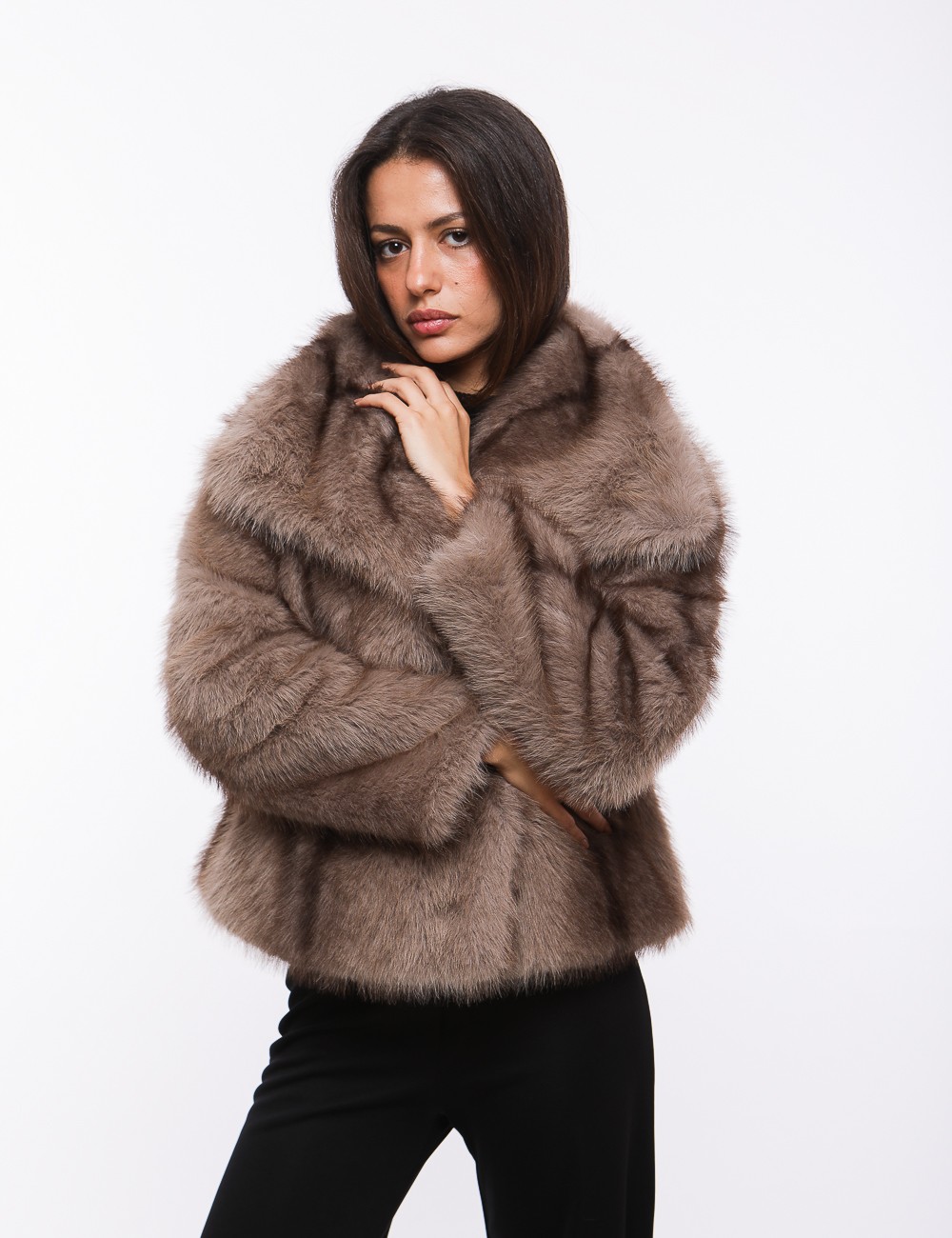 Cette image contient Veste Fourrure Oversize chez Joliesse. à 349,99 TND en Tunisie. L'hexa de l'arrière plan est #E7E7E7