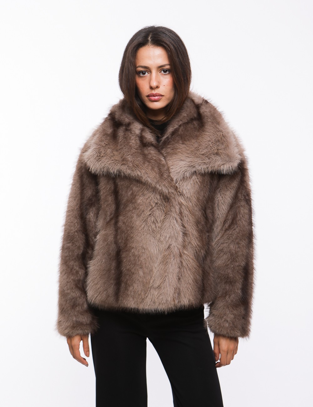 Cette image contient Veste Fourrure Oversize chez Joliesse. à 349,99 TND en Tunisie. L'hexa de l'arrière plan est #E7E7E7