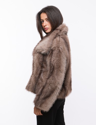 Cette image contient Veste Fourrure Oversize chez Joliesse. à 349,99 TND en Tunisie. L'hexa de l'arrière plan est #E7E7E7