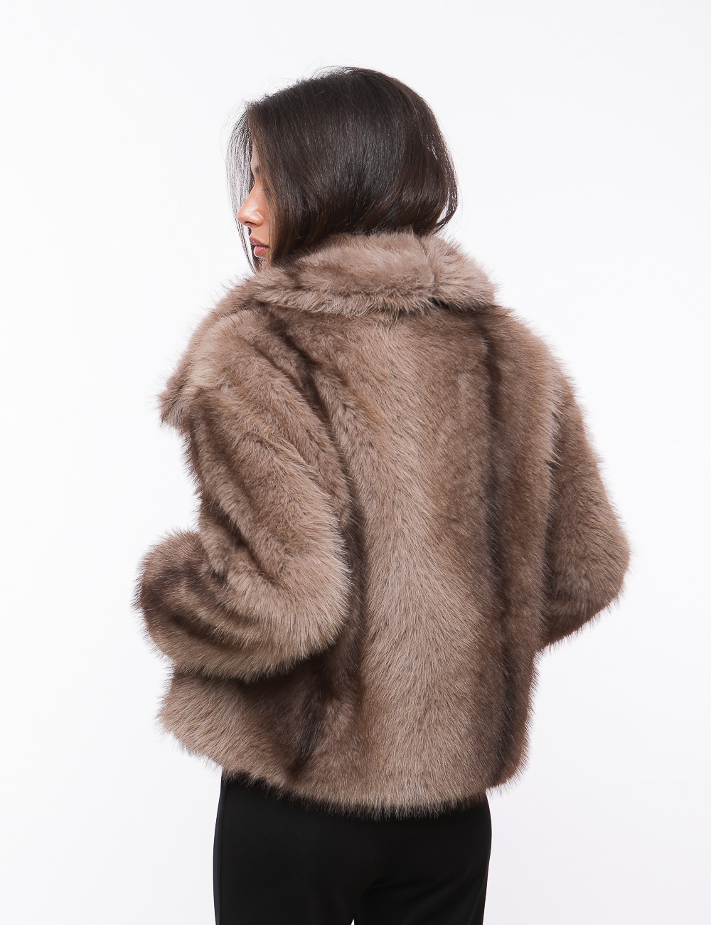 Cette image contient Veste Fourrure Oversize chez Joliesse. à 349,99 TND en Tunisie. L'hexa de l'arrière plan est #E7E7E7