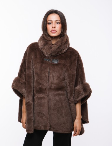 Cette image contient cape chez Joliesse. à 279,99 TND en Tunisie. L'hexa de l'arrière plan est #E7E7E7