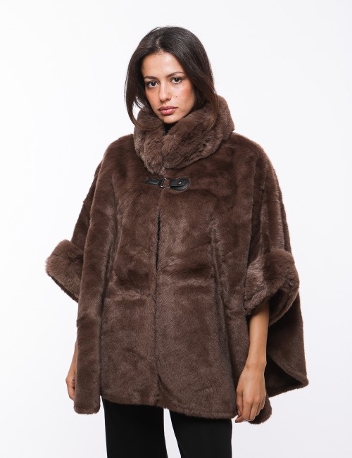 Cette image contient cape chez Joliesse. à 279,99 TND en Tunisie. L'hexa de l'arrière plan est #E7E7E7