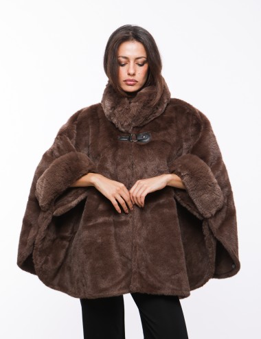 Cette image contient cape chez Joliesse. à 279,99 TND en Tunisie. L'hexa de l'arrière plan est #E7E7E7