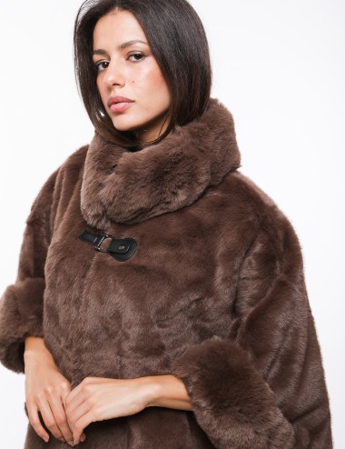 Cette image contient cape chez Joliesse. à 279,99 TND en Tunisie. L'hexa de l'arrière plan est #E7E7E7