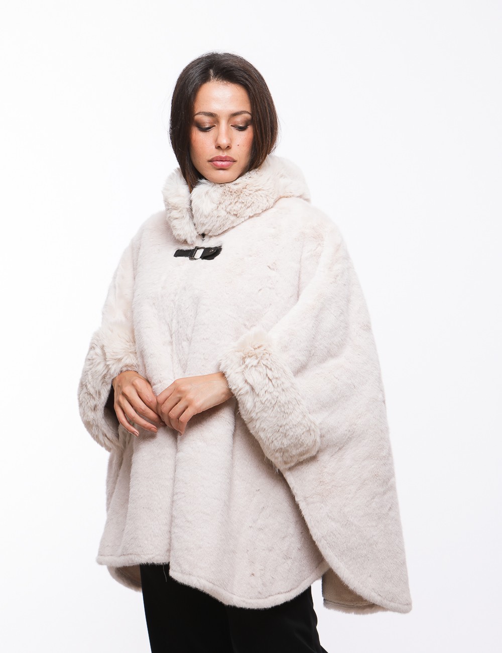 Cette image contient cape chez Joliesse. à 279,99 TND en Tunisie. L'hexa de l'arrière plan est #E7E7E7