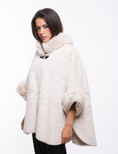 Cette image contient cape chez Joliesse. à 279,99 TND en Tunisie. L'hexa de l'arrière plan est #E7E7E7