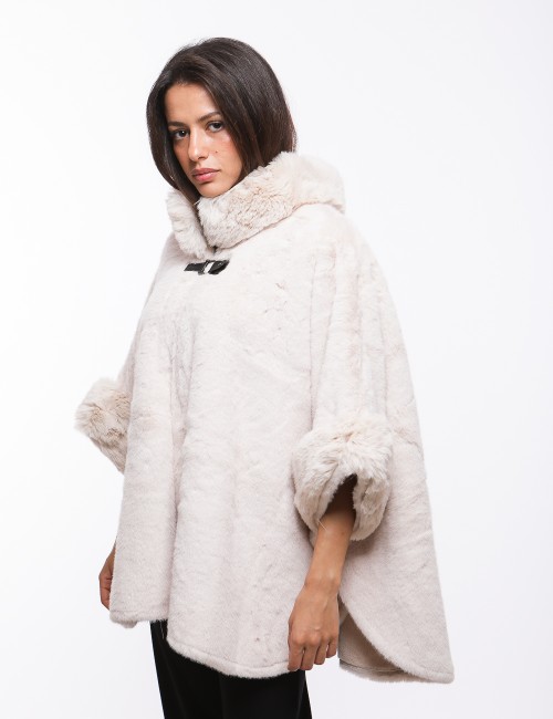 Cette image contient cape chez Joliesse. à 279,99 TND en Tunisie. L'hexa de l'arrière plan est #E7E7E7